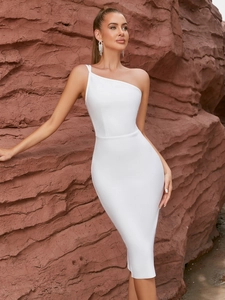 Elegantes weißes One-Shoulder-Midikleid mit schmaler Passform und Felsenschlucht-Hintergrund