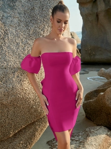 Détail d'une robe bustier fuchsia élégante avec manches bouffantes et grand nœud