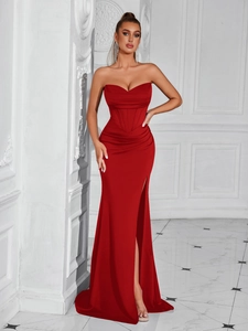 Elegantes trägerloses burgunderrotes Abendkleid mit hohem Beinschlitz und Herz-Ausschnitt