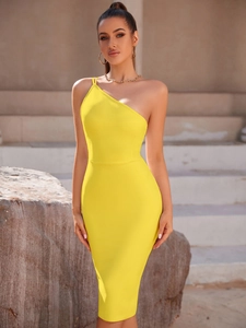 Detail eines leuchtend gelben One-Shoulder-Bodycon-Midikleid mit strukturiertem Bandage-Stoff