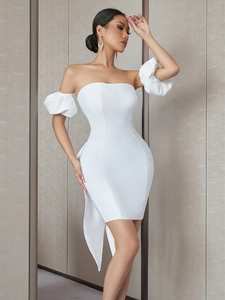 Détail d'une robe blanche à épaules dénudées avec manches bouffantes et grand nœud dos