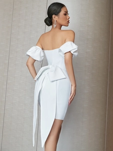 Détail du nœud géant au dos de la robe bustier blanche à manches bouffantes élégante