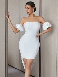 Vue détaillée robe moulante blanche avec manches bouffantes et tissu extensible haut