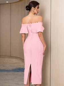 Robe bandage rose à épaules dénudées avec décolleté festonné et fente arrière