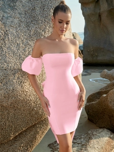 Détail de la robe rose à épaules dénudées avec manches bouffantes et coupe ajustée