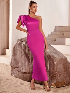 Robe de soirée élégante rouge rose à une épaule avec détail volanté et coupe ajustée