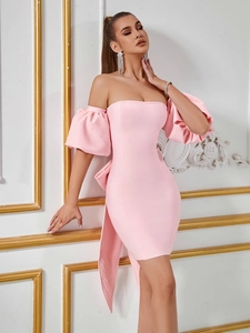 Robe moulante rose élégante avec épaules dénudées, manches bouffantes et grand nœud