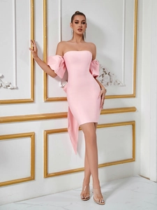 Robe moulante rose à épaules dénudées avec manches bouffantes et grand nœud élégant