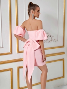 Robe rose élégante aux épaules dénudées avec manches bouffantes et grand nœud