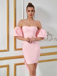 Élégante robe bandage rose clair à épaules dénudées avec manches bouffantes et ourlet