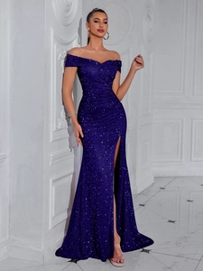 Elegante abito da sera viola scuro con paillettes, scollo a V a barca e spacco alto