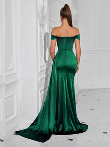 Detail of the back of a slim fit emerald green satin tube dress with long train
