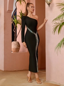 Elegante abito a fascia monospalla nero con paillettes argentate e spacco per feste