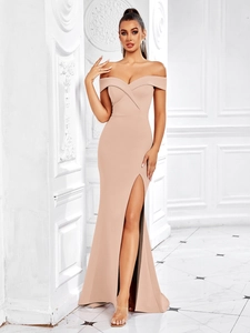 Détail d'une robe de soirée nude à épaules dénudées avec col en V et fente latérale