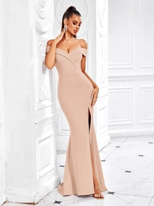 Détail d'une robe longue bustier élégante avec fente haute et décolleté en V croisé