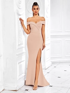 Détail de la robe de soirée bustier élégante avec fente latérale en couleur beige