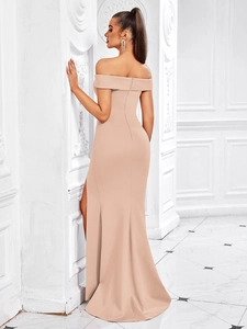 Détails de la robe de soirée élégante abricot à épaules dénudées avec fente et fermeture