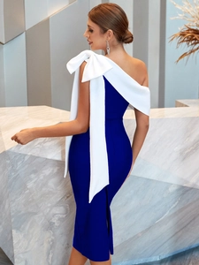 Détail d'une robe bleu roi à une épaule avec un grand nœud en satin blanc sur l'épaule