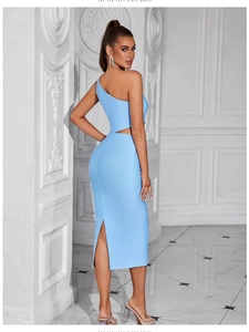 Robe bandage bleu clair à une épaule avec découpe à la taille pour les soirées