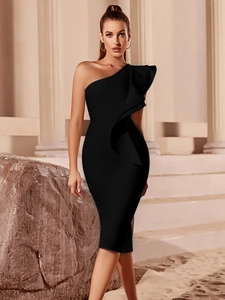 Dettaglio di elegante abito nero monospalla con volant scultoreo e vestibilità slim
