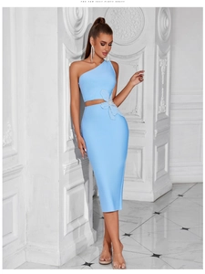 Robe bandage deux pièces bleu clair à une épaule avec fleur décorative à la taille