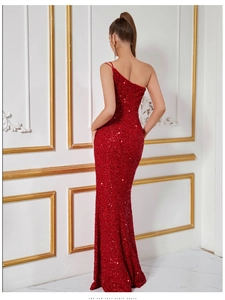 Détail d'une robe rouge à paillettes avec un design asymétrique et dos ouvert élégant