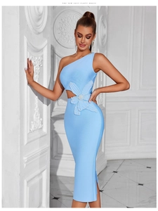 Robe bandage bleu clair à une épaule, avec découpe à la taille et détails de perles