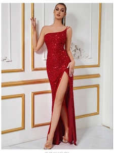 Détail des paillettes rouges scintillantes et de la fente haute sur la robe de soirée sexy