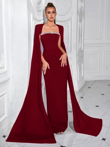 Dettaglio dell'elegante abito da sera bordeaux con strass e maniche a mantella a terra