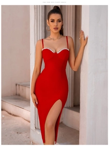 Dettaglio dell'abito rosso a bende con strass e spacco alto per feste e cerimonie