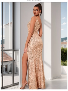 Détail macro des paillettes dorées et fente haute sur une robe de soirée sexy sans manches