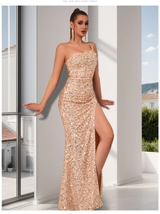 Détail de robe de soirée à paillettes dorées avec design asymétrique et fente haute