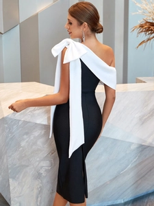 Robe bandage élégante bicolore à une épaule avec une grande décoration de nœud blanc