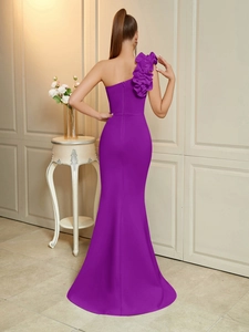 Détail macro du design à volants sur l'épaule d'une robe de soirée sirène violet foncé