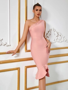 Détails des paillettes sur l'épaule et du tissu bandage sur cette robe rose sirène