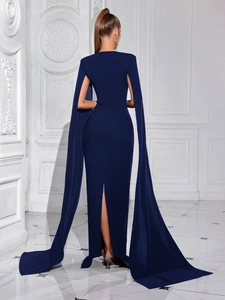 Elegante abito da sera blu navy con spalle scoperte, maniche a mantella e spacco