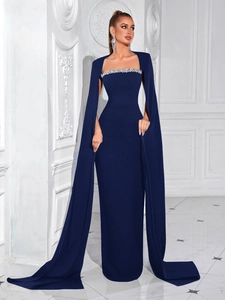 Elegante abito da sera blu scuro con bordo in strass e maniche a mantella lunghe