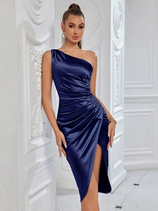Dettaglio dell'abito monospalla in raso blu navy con tessuto arricciato e spacco laterale