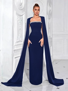 Elegante abito da sera blu navy con scollatura di paillettes e maniche a mantella