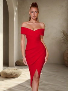 Détail de la robe rouge élégante à épaules dénudées avec poitrine plissée et fente