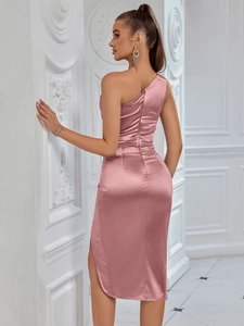 Dettaglio dell'elegante abito da sera monospalla in raso rosa con spacco laterale alto