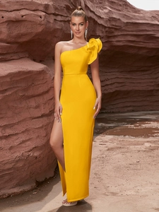 Détail d'une robe de soirée asymétrique élégante avec volants et fente haute en jaune