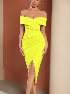 Détail d'une robe jaune néon à épaules dénudées avec plis élégants et fente latérale
