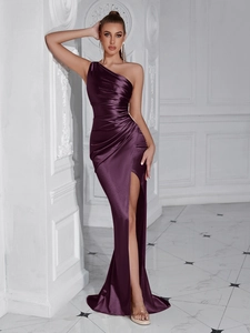 Détail d'une robe de soirée violette en satin à une épaule avec fente haute élégante