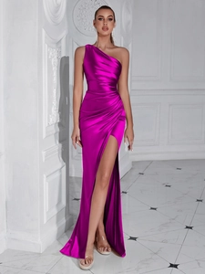 Détail de la taille froncée et fente latérale haute sur une robe de soirée en satin magenta