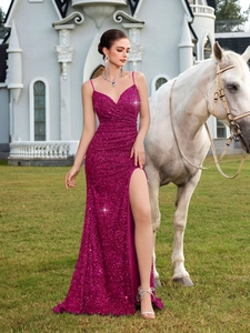 Détail d'une robe de soirée fuchsia à paillettes avec décolleté en V et fente haute latérale