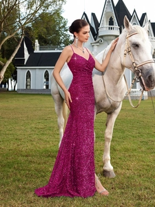 Détails de la robe de soirée à paillettes fuchsia avec fines bretelles et plis à la taille