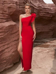 Robe de soirée rouge asymétrique avec fleur à volants et fente latérale haute élégante