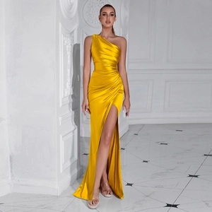 Détail de la robe de soirée élégante en satin jaune avec épaule dénudée et fente haute