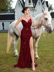 Détail d'une robe de soirée à paillettes bordeaux avec fente haute et finitions luxe